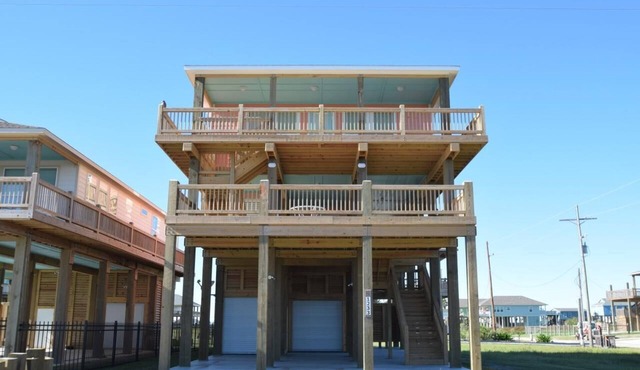 Looney Dunes: 3 BR, 3 BA House in Crystal Beach, Sleeps 18