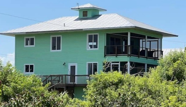 Lost Key: Large gulf-view family-friendly home! Short walk to the beach!