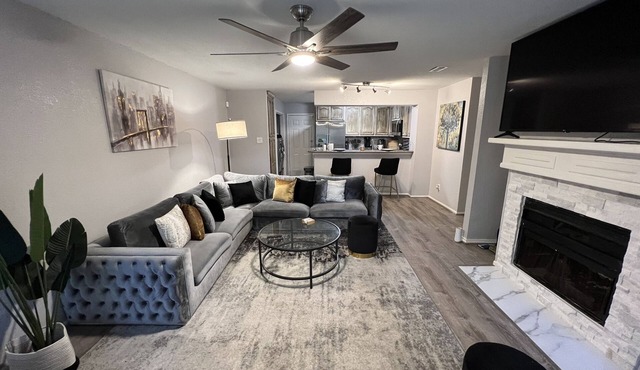Lovely 2-Bedroom Condo w/garage, pool & tennis court