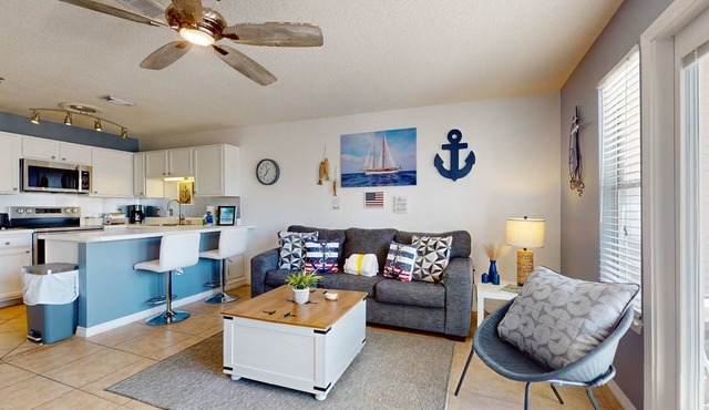 Lovely condo near the beach with a pool, hot tub, central AC, & W&D