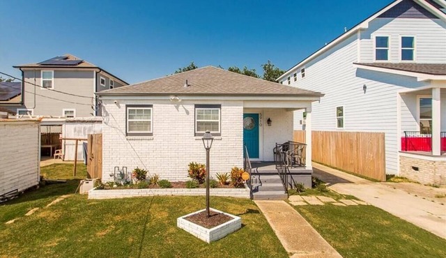 Lovely, spacious & peaceful 3-bedroom house in New Orleans w AC & outdoor space.