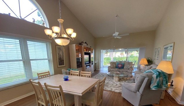 Lovely Venice Home- 10 Minutes From the Beach!