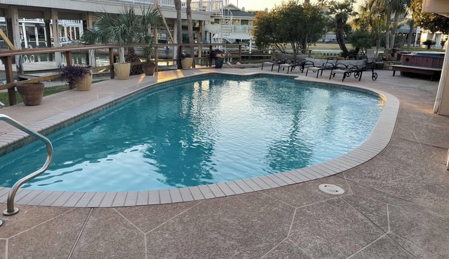 Lowest prices ever! 8 BR 6 BA pool, hot tub on water proms