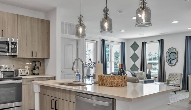 Lux Apt, Covered Parking, Workspace, Community Pool, Fitness Center