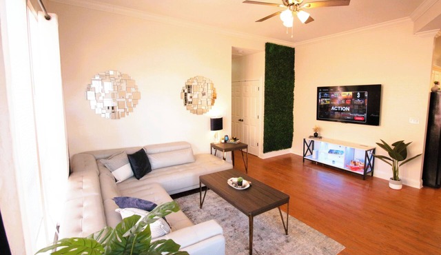 LUX Home, 3min from LSU, KING Bed