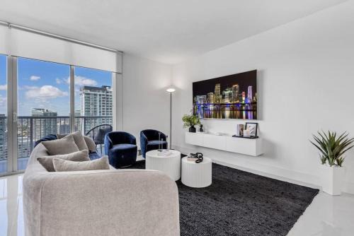 Luxe Brickell Gem with Huge Balcony n Ocean Views in Miami