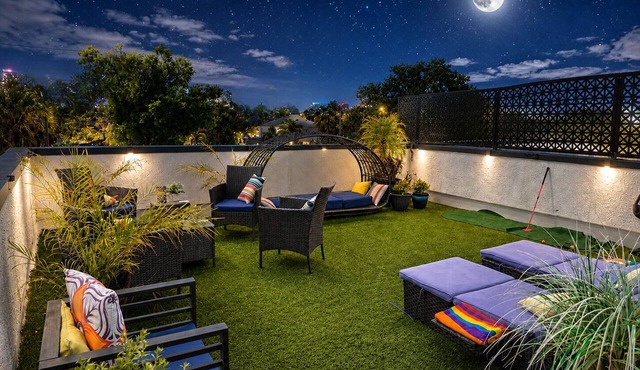 Luxe Rooftop Villa · Skyline · 3BR · Plush Kingbed