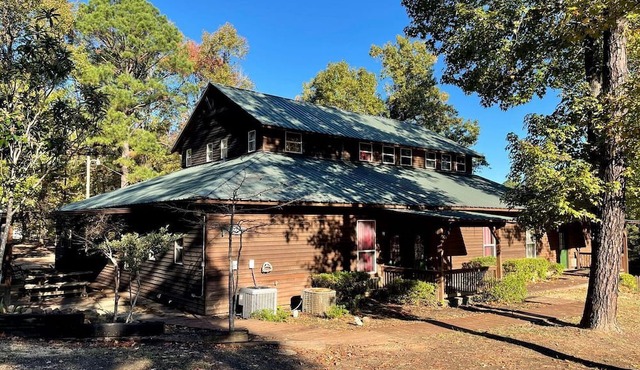 Luxurious Retreat Cabin with Scenic Pond Views, Expansive Decks, and Resort Amenities Near Zwolle, LA