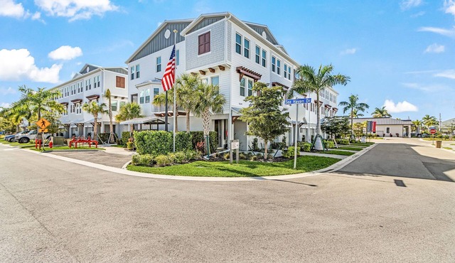 Luxurious Townhome, Private Elevator & Resort Style Pool, 4 Bedrooms/3 Bathrooms
