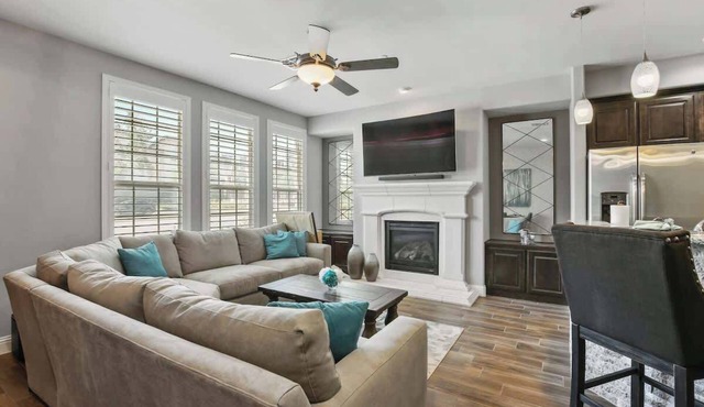 Luxurious Townhouse across from Legacy West