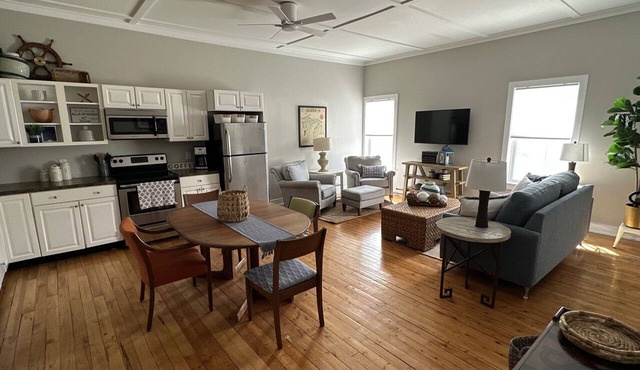 Luxury 2 bed apt in Northport! Walk to everything (next door to Piper apt) in Northport