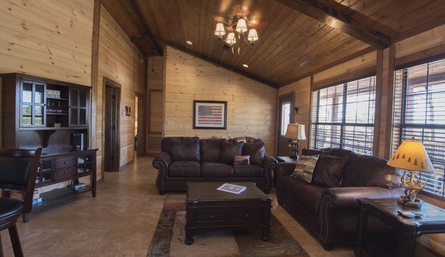 Luxury 2-BR Cabin on 4.8 acres From 2018 at Mt Fork River -10 Kayaks included!