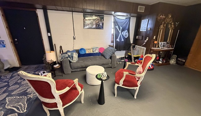 Luxury 3-bedroom building with AC and entertainment amenities in Nederland, TX.