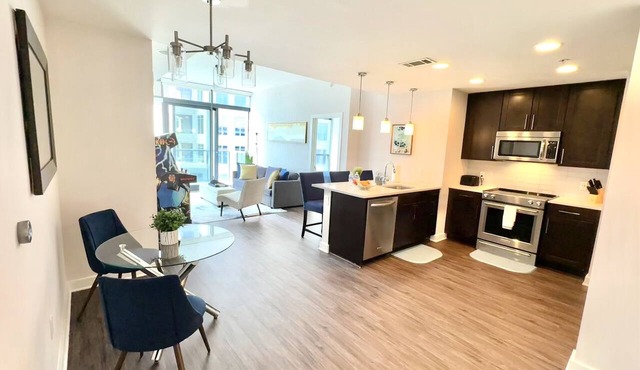 Luxury 3BR Buckhead Penthouse/Pool/Balcony/Walk to Lenox,Phipps Plaza & Marta in Atlanta