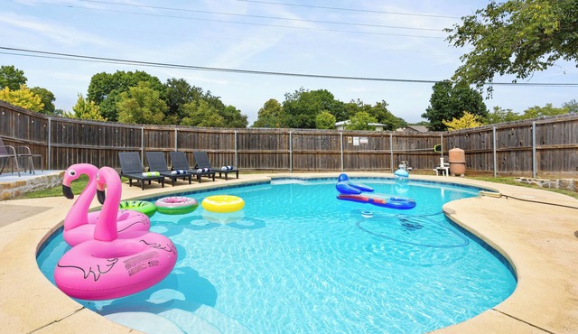 Luxury Escape - Pool, Hot Tub, Arcade, Games, BBQ & Outdoor Lounge!