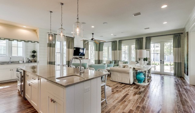 Luxury Home 1 Block from the Frog Pool