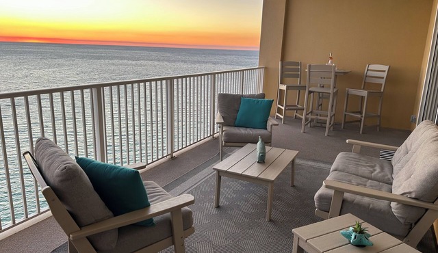 Luxury Ocean Front 22nd Floor. HUGE Balcony, Amazing Views. FREE Beach Service!