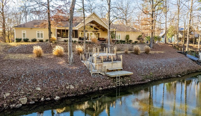 Luxury Retreat on Little Mo River, Fish From Private Docks, Kayaking, Serenity