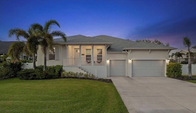 Luxury Tierra Verde Retreat 4BR, Resort Pool, Gym, Near Beaches