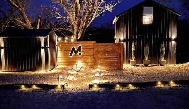 M at tenkiller - Modern Cabin at Lake Tenkiller with Fire Pits, Hot Tub, Large Private Patio, Boat Parking in Vian