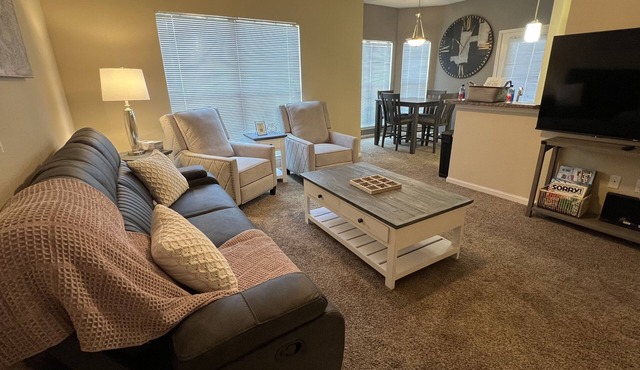 Magnolia Bliss: 2BD/2BA w/Gym, Pool, BBQ Grill
