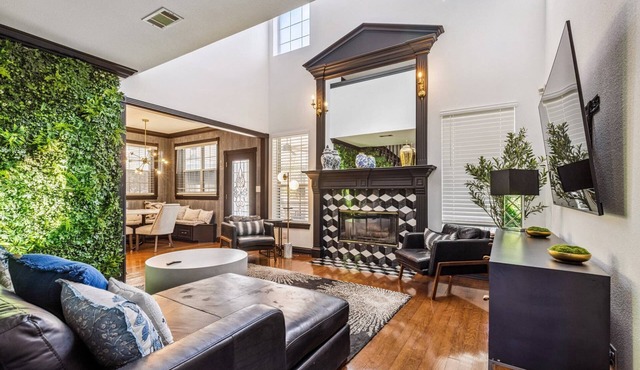 Mansion on Main - Walk to Downtown Round Rock, Historic Charm, Office, new BBQ grill and basketball in Round Rock