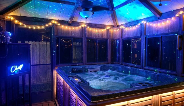 Maple House Summer Backyard retreat W/Hot Tub, Near IAH in Humble