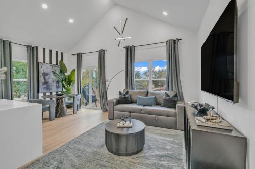 Mega Market 6BR Home in Houston Groups Sleeps 12