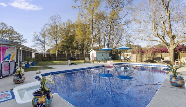 Mermaid Dreams: Spacious 3 bedrooms 2.5 bath with pool ALL in golf cart district