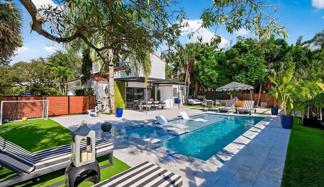 Miami Spa like Pool home - 10 minutes to the beach