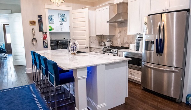 Mid City Gorgeous Custom 4/3 one block from Street Car