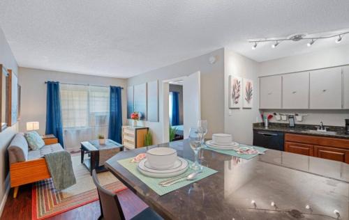 Midtown Mod w/King Bed+Fooseball