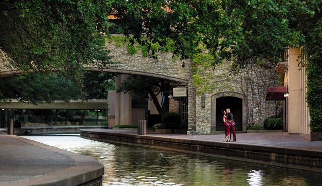 Minutes Away from Irving Convention Center! Pet-friendly Property, Parking!