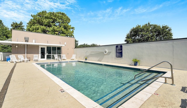 Modern 2BR Bywater condo with 2 king beds, pool & gym. Balcony, parking, near French Quarter.