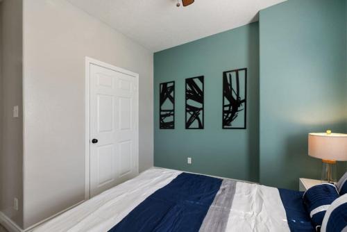 Modern 3 Bedroom with 85 Inch TV in Houston