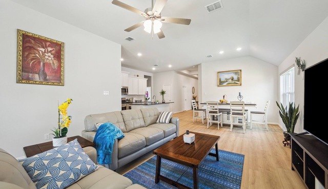 Modern 4BR 3BA Home, Minutes to NASA, Downtown & Galveston