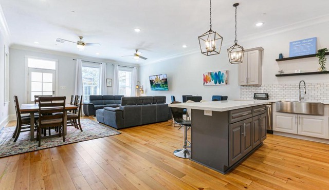 Modern 5 BR Condo - Large Pool - Near Everything