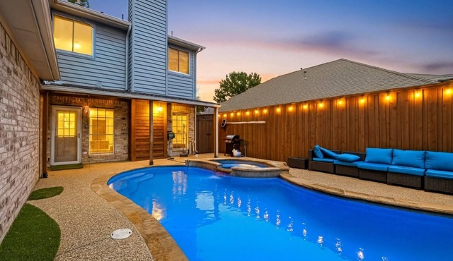 Modern 5BR/2.5BA w/Private Pool Sleeps 16 ppl