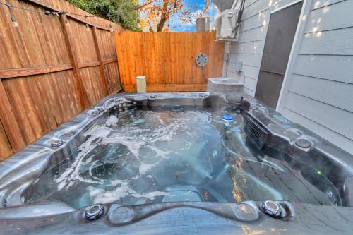 Modern Accessible Houston Gem Jacuzzi & Air Hockey 6Beds