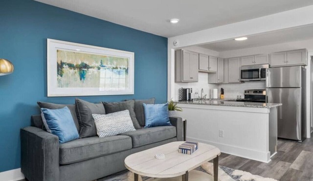 Modern Apt w/Skyline Views + Parking