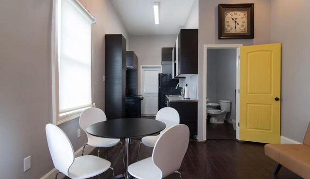 Modern Condo 2 Blocks From Quarters