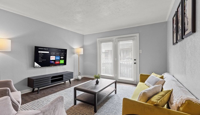 Modern & Cozy | King Bed | Near Airport + Downtown