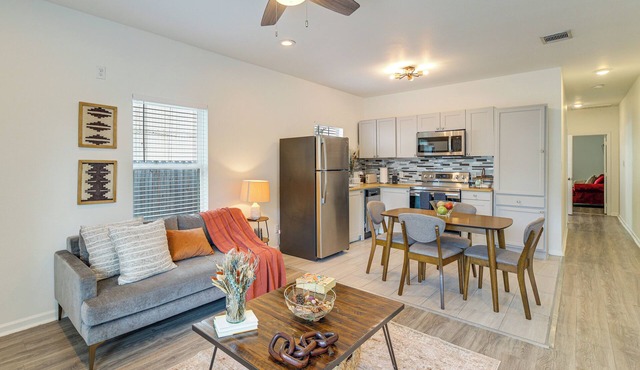 Modern Home I Near NRG I Easy Light rail access