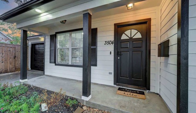 Modern Houston Retreat 4BR Near Toyota Center w Hot tub.