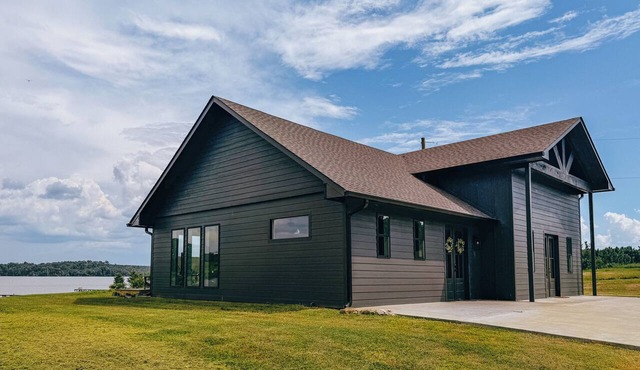 Modern Lakefront on Toledo Bend, 3BR Sleeps 7 Boat Launch & Amazing Views