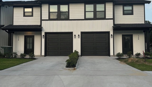 Modern Luxury Meets Cozy Comfort,n3BR Townhome Retreat