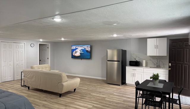 Modern Open Studio - 3 Beds - 2 queens & 1–Full Sleeps 6- Near Local Attractions