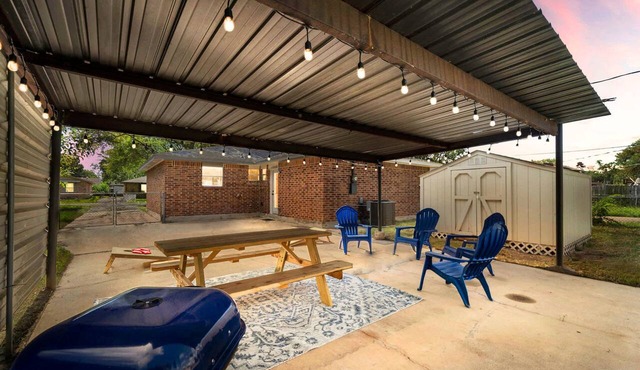 Modern Retreat: Walk to Beach, Arcade & BBQ Patio