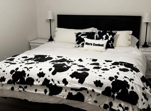 More Cowbell 4 Bedroom 4 full bath minutes from MSU
