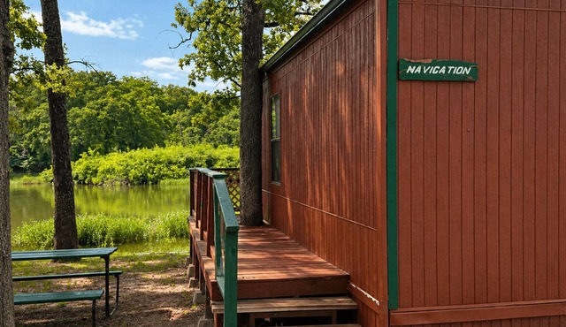 Navigation Room - A cozy open floor plan cabin